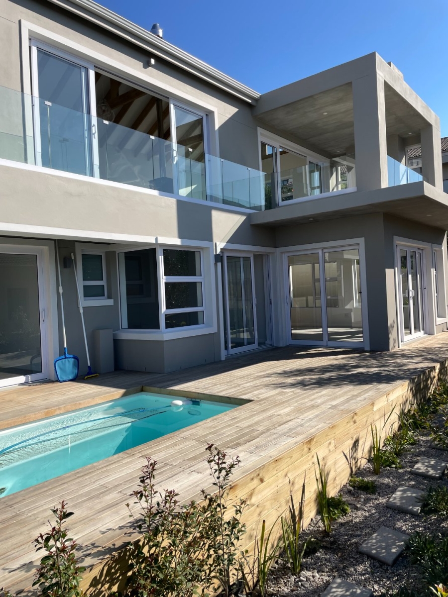 4 Bedroom Property for Sale in Whale Rock Heights Western Cape
